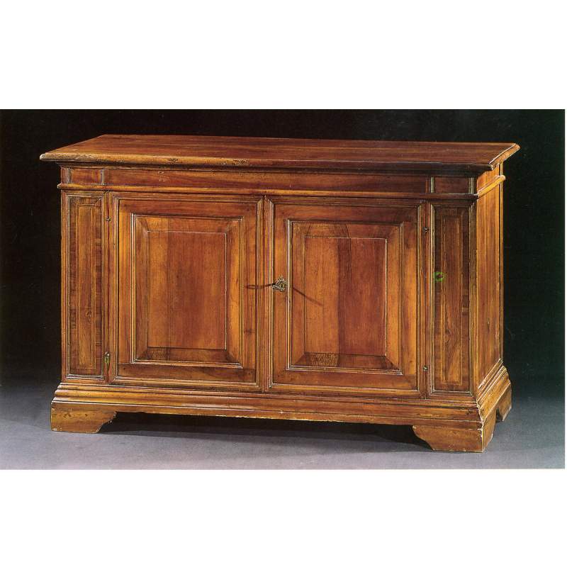Credenze venete (coppia ), in legno di noce  massello con intarsi nelle lesene, cm. 105 x 175 x 58,Veneto XVII sec.