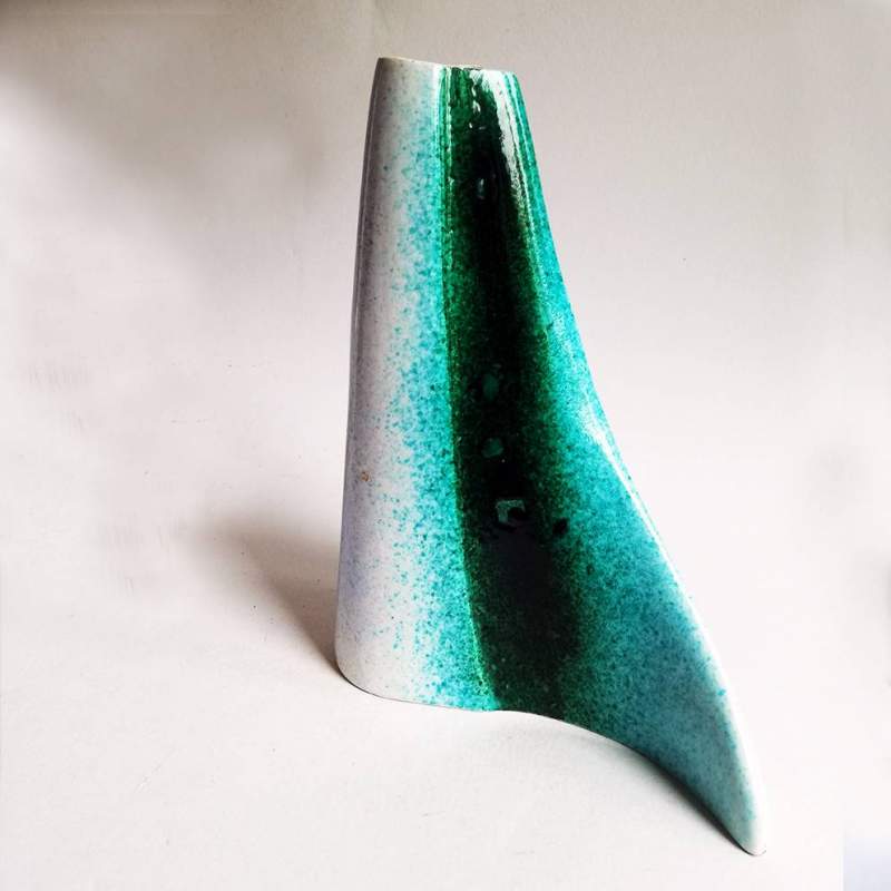 I.C.A.M. (Industria Ceramica Artistica Missier), vaso a forma di virgola, h.cm.20,5x15x5, anni 50