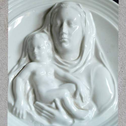 Emile Jacob Born   Bassorilievo raffigurante  madonna con bimbo | diametro 25x25x5,5 | firmata : J.E.Born